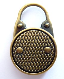 Pendentif en métal couleur bronze forme de cadenas