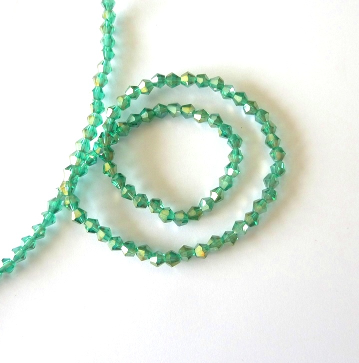  Perles en cristal toupies de 4 mm vert reflet sur fil de 30cm