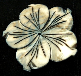 Coquillage sculpté en forme de fleur