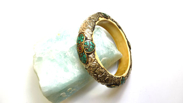 BE01 Bracelet du Népal artisanal en turquoise os fait à la main