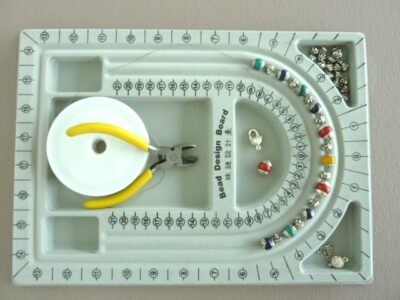 Plan de travail pour réalisation de colliers et bracelets